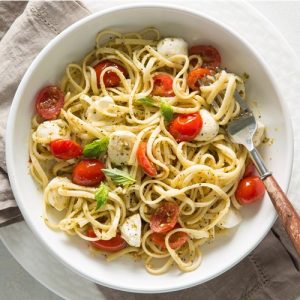 Паста с Песто, чери доматенца и Моцарела