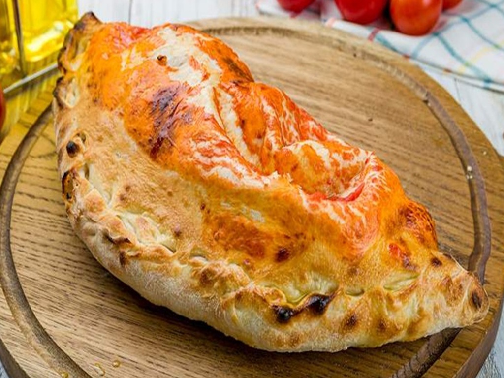 Пица Калцоне с луканка, гъби, кисели краставички и моцарела 25см/380гр