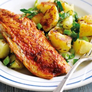 Филе от скумрия с печени картофи