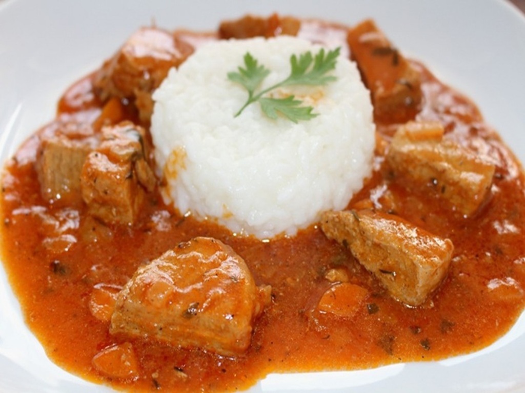 Pork bites with rice and sauce